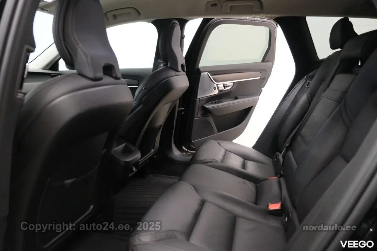 Volvo V90 Cross Country D5 AWD B&W 2 173kW