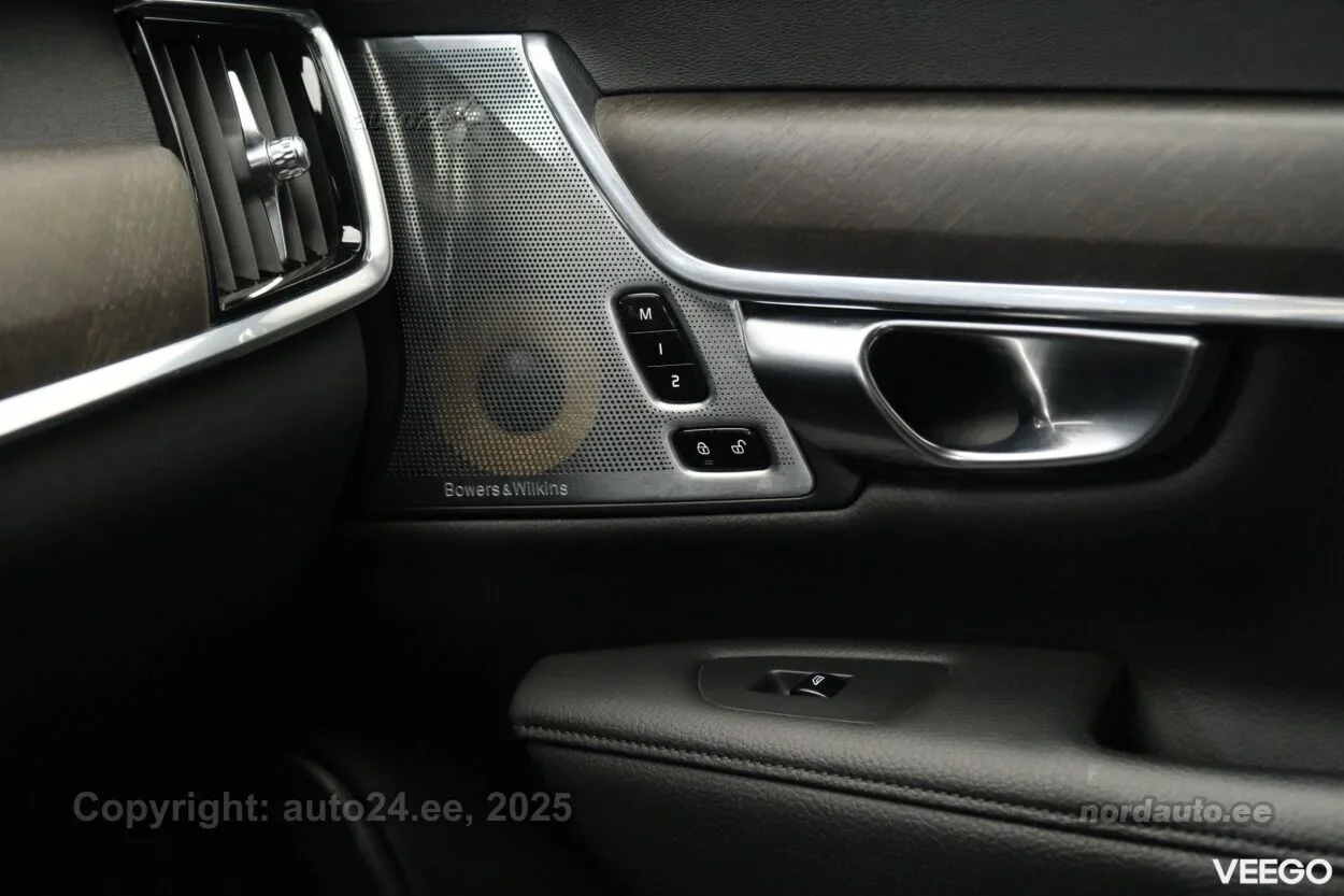 Volvo V90 Cross Country D5 AWD B&W 2 173kW