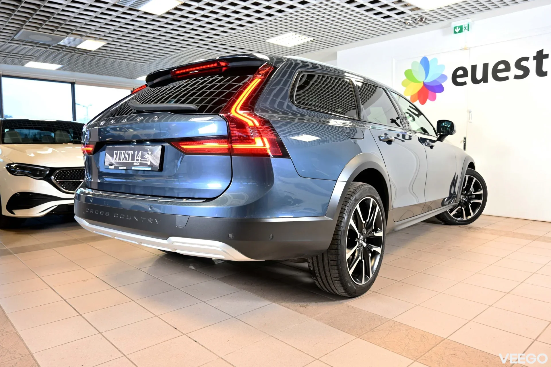 Volvo V90 Cross Country AWD 4C H&K LUXURY+ INTELLI SAFE FULL 2 184kW