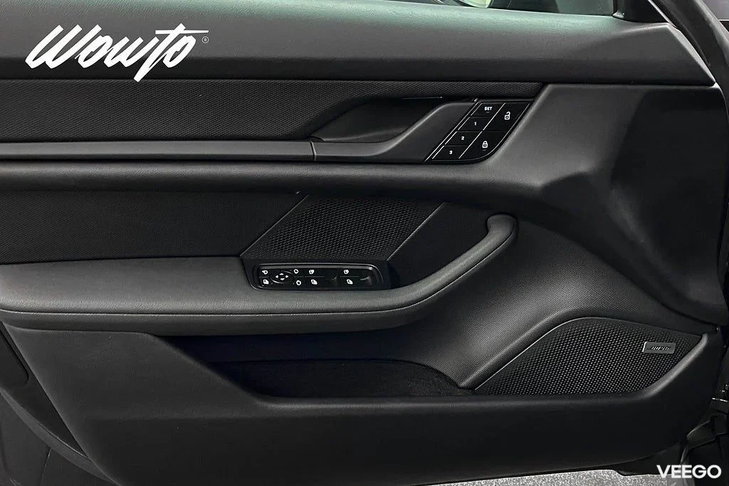 Porsche Taycan 4 Cross Turismo 381HK /Pano /Bose /Moms 280kW