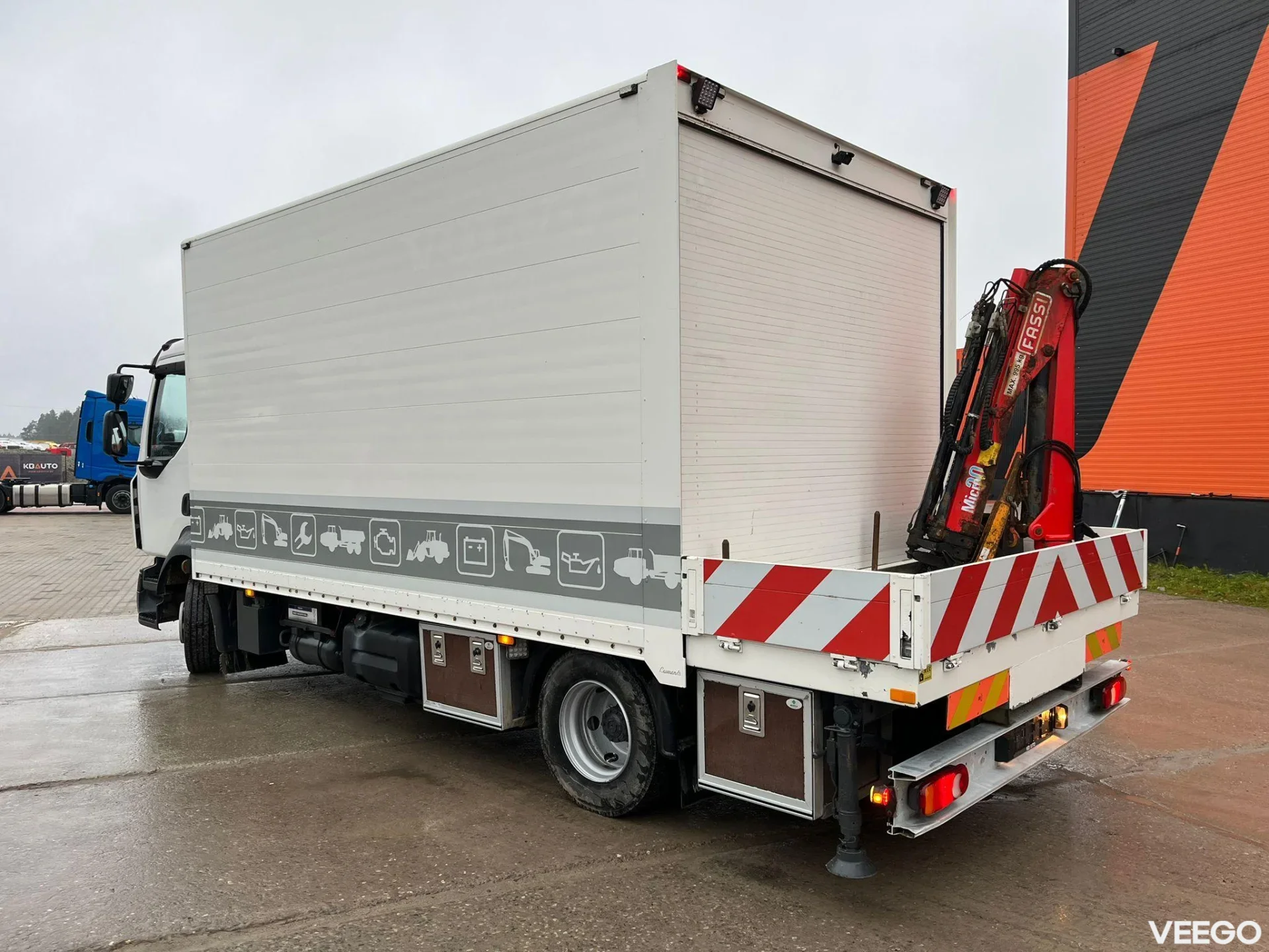 Renault D 12  WORKSHOP ON WHEELS / FASSI M30A.13 / BOX L=4459 mm 154kW