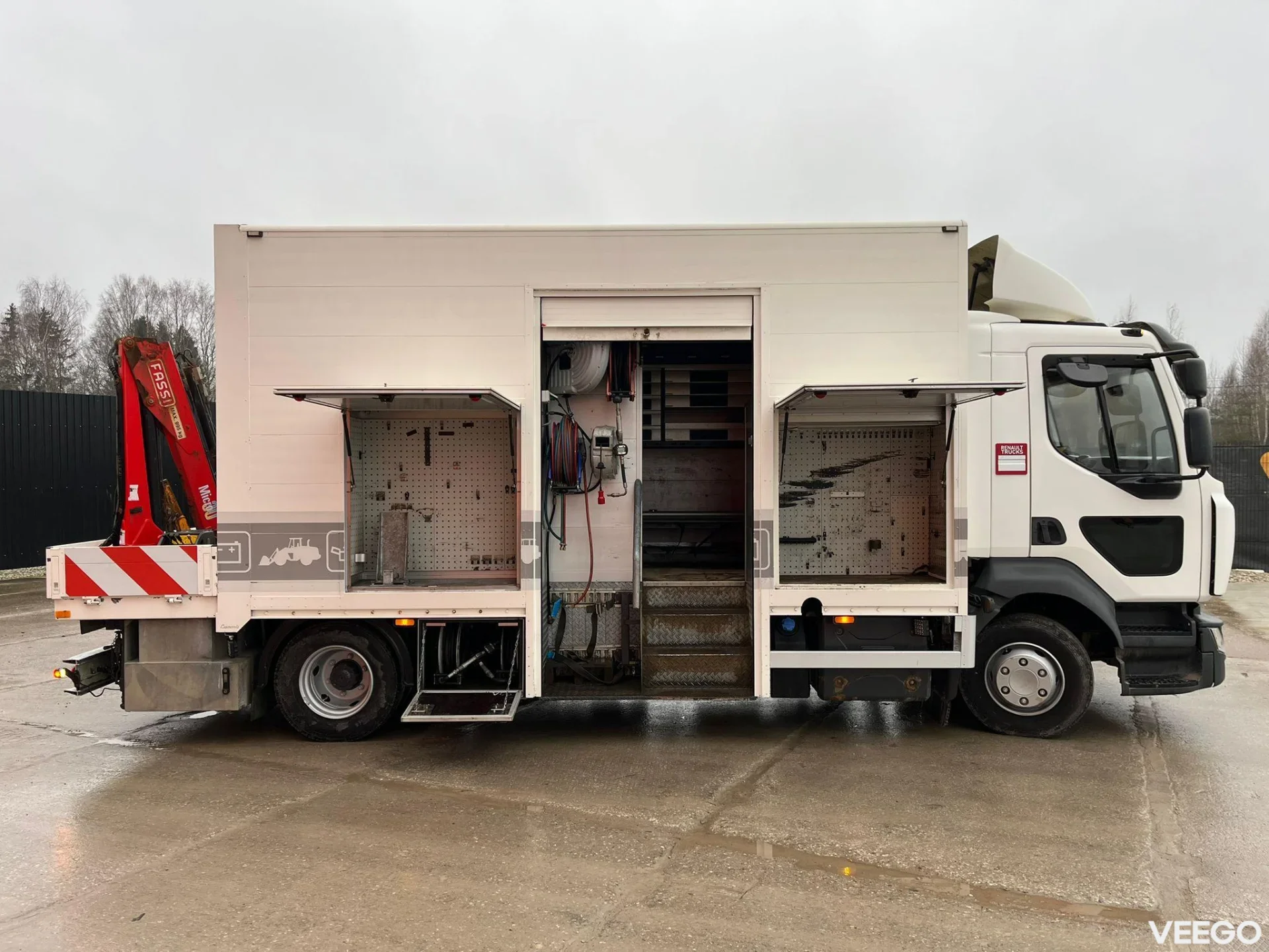 Renault D 12  WORKSHOP ON WHEELS / FASSI M30A.13 / BOX L=4459 mm 154kW
