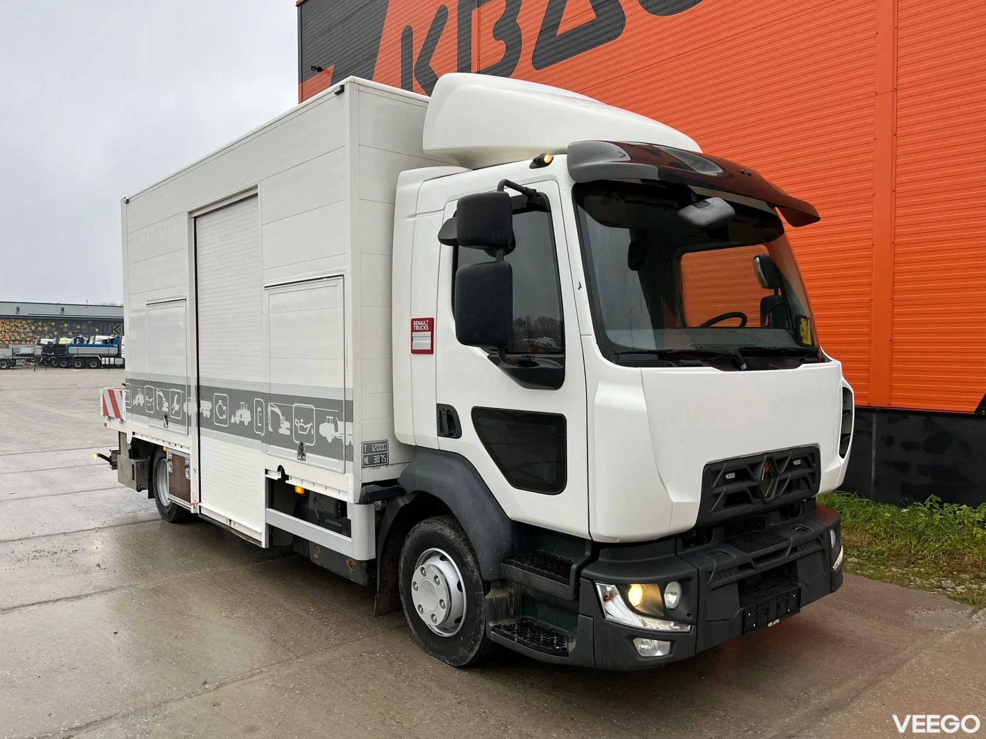 Renault D 12  WORKSHOP ON WHEELS / FASSI M30A.13 / BOX L=4459 mm 154kW