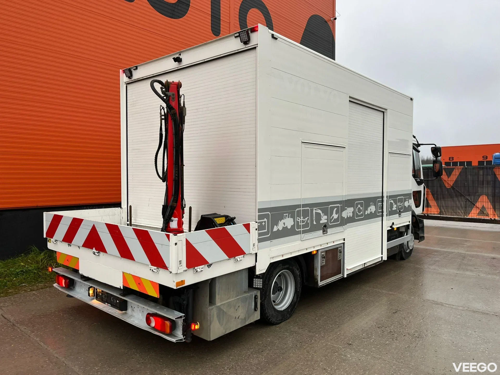 Renault D 12  WORKSHOP ON WHEELS / FASSI M30A.13 / BOX L=4459 mm 154kW