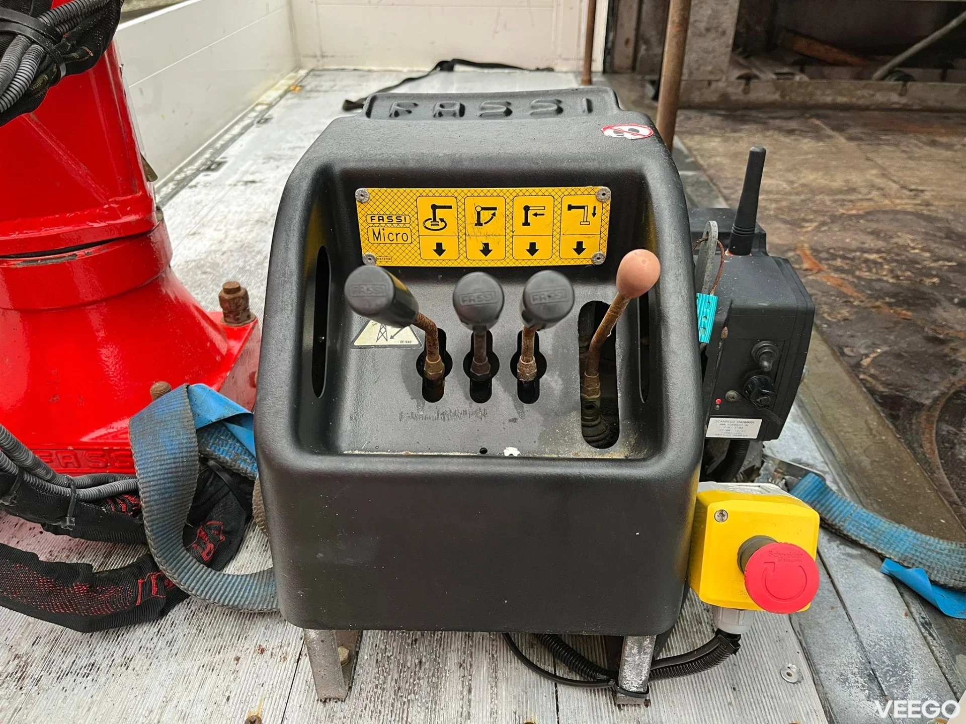 Renault D 12  WORKSHOP ON WHEELS / FASSI M30A.13 / BOX L=4459 mm 154kW