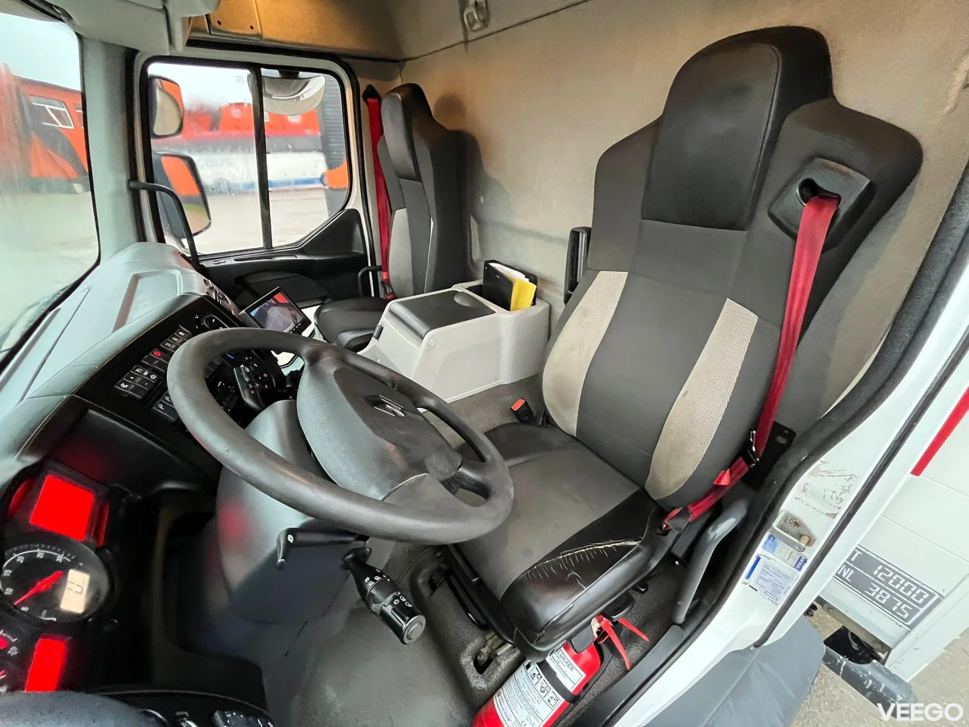 Renault D 12  WORKSHOP ON WHEELS / FASSI M30A.13 / BOX L=4459 mm 154kW