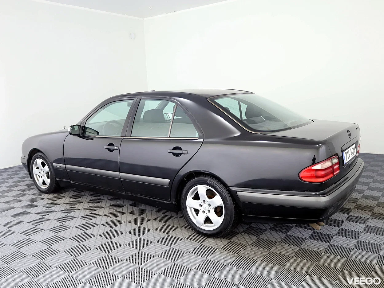 Mercedes-Benz E240 2.4 125kW