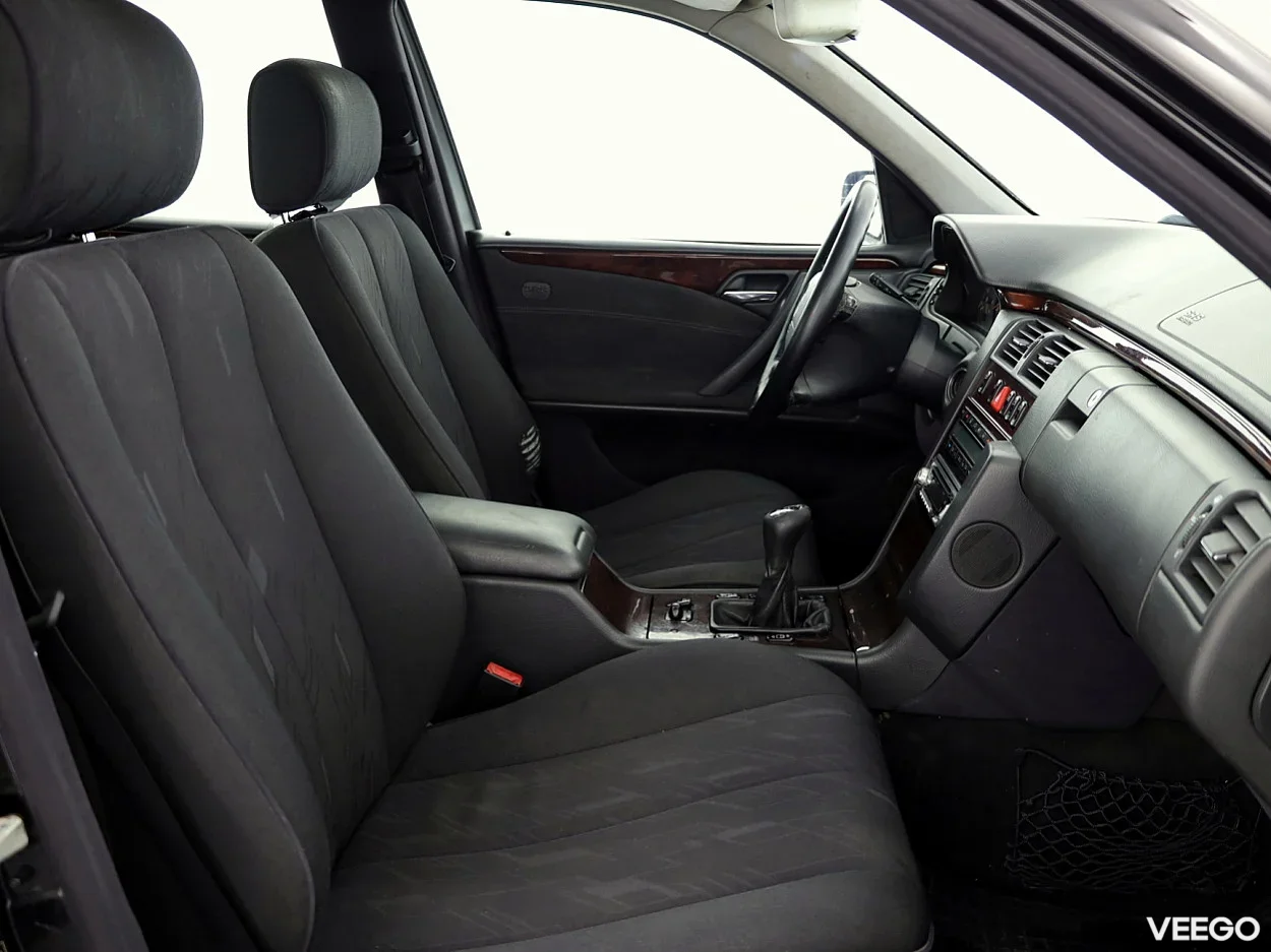 Mercedes-Benz E240 2.4 125kW