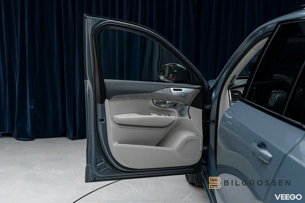 Volvo XC90 Recharge T8 AWD Ultimate Dark 3.99% 7-Sits B&W   Pano Hud 335kW