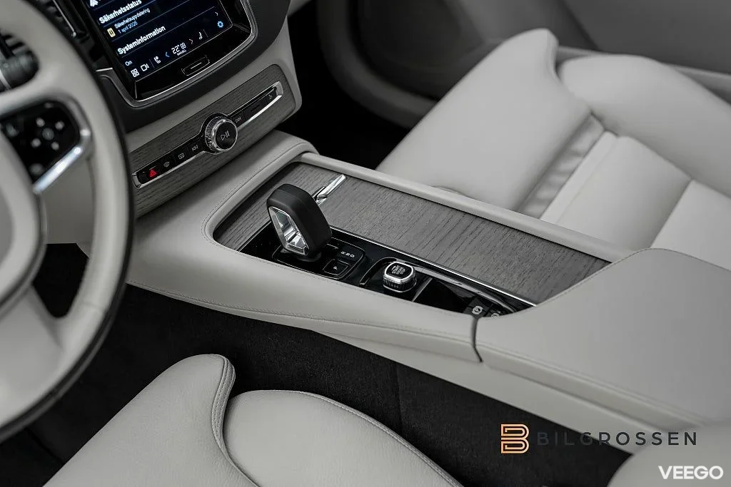 Volvo XC90 Recharge T8 AWD Ultimate Dark 3.99% 7-Sits B&W   Pano Hud 335kW