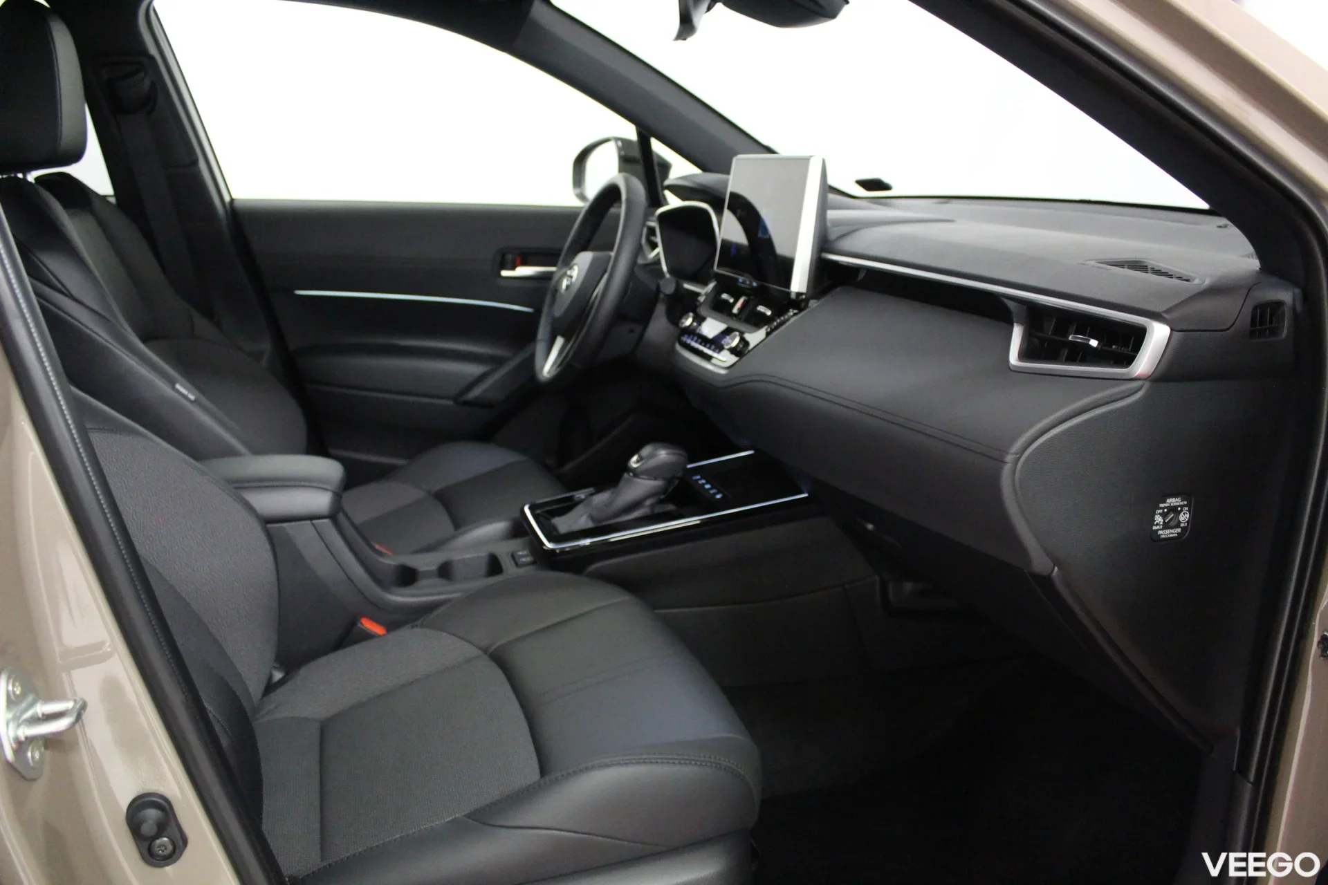 Toyota Corolla Cross Luxury Hybrid FWD 2 98kW