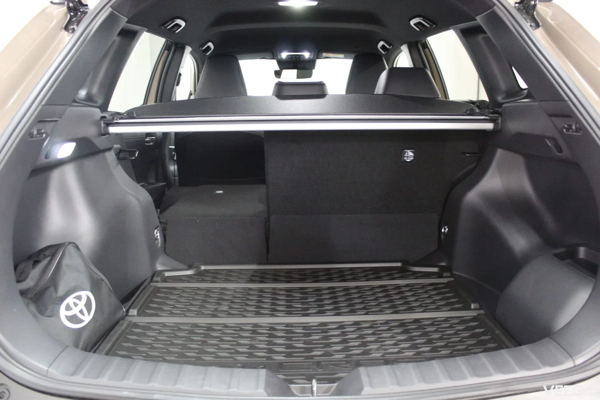 Toyota Corolla Cross Luxury Hybrid FWD 2 98kW