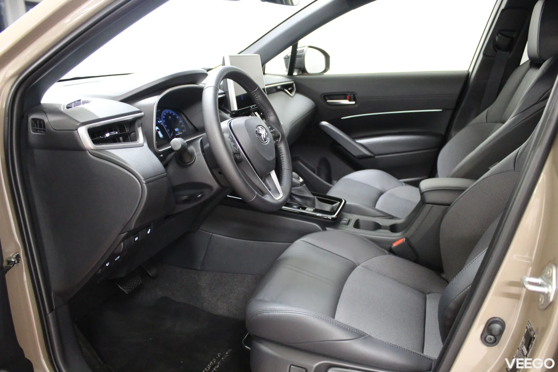 Toyota Corolla Cross Luxury Hybrid FWD 2 98kW