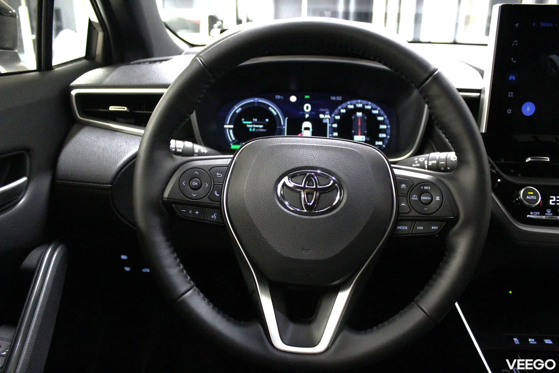 Toyota Corolla Cross Luxury Hybrid FWD 2 98kW