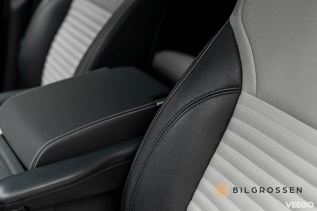 Land Rover Discovery D250 MHEV 249hk R Dynamic Pano 360 183kW