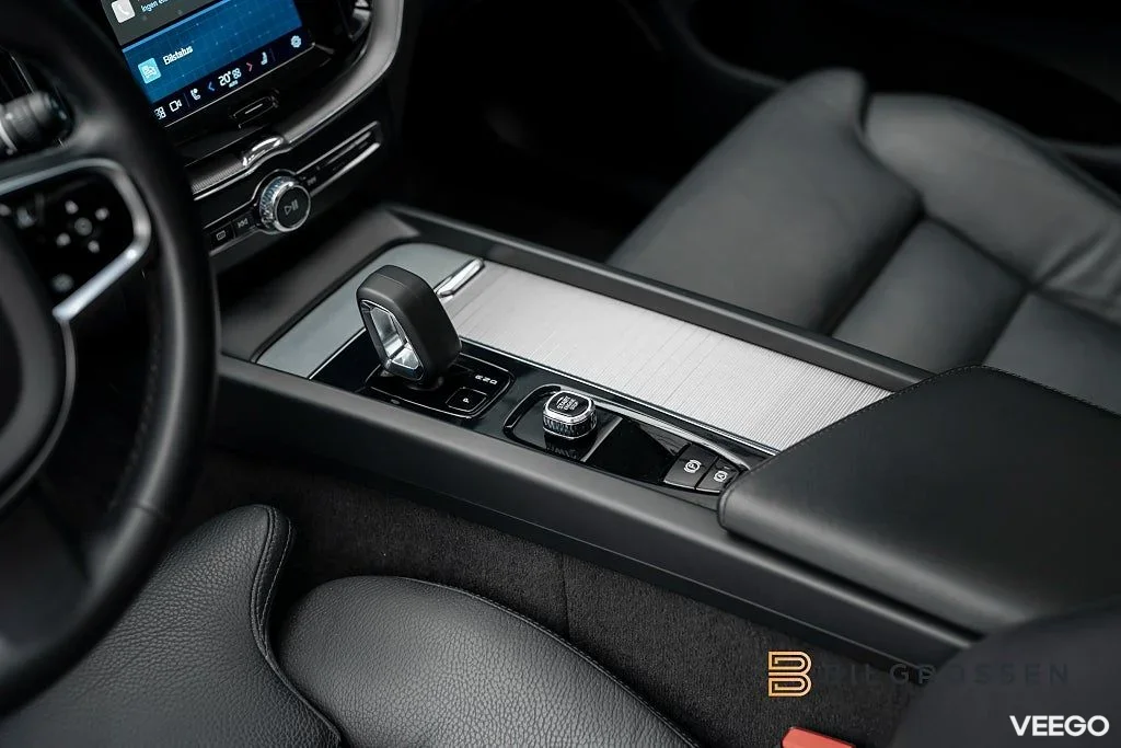 Volvo XC60 Recharge T6 AWD Plus Dark Panorama Drag 257kW