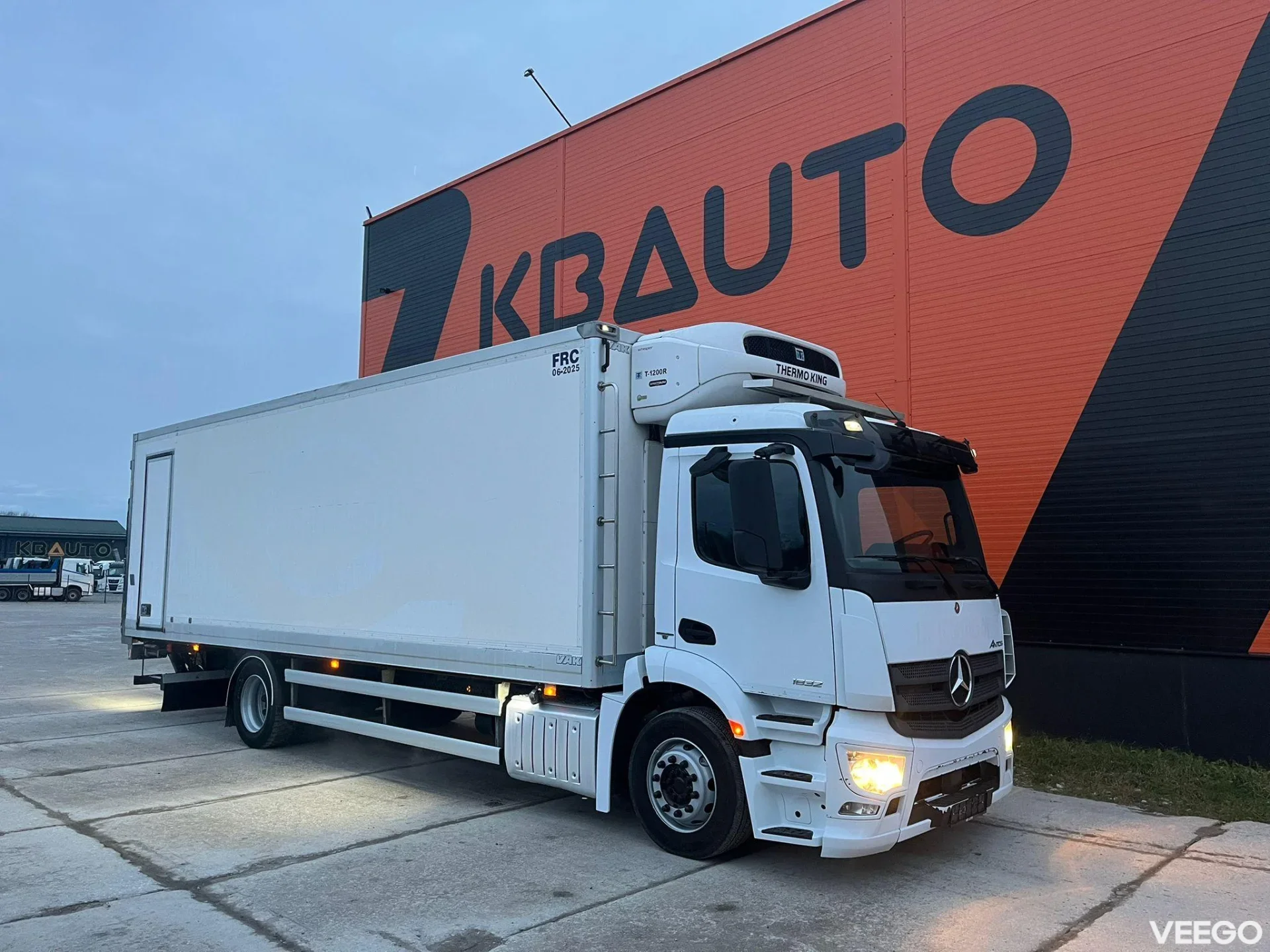 Mercedes-Benz Antos THERMOKING T-1200R / BOX L=8502 mm 235kW