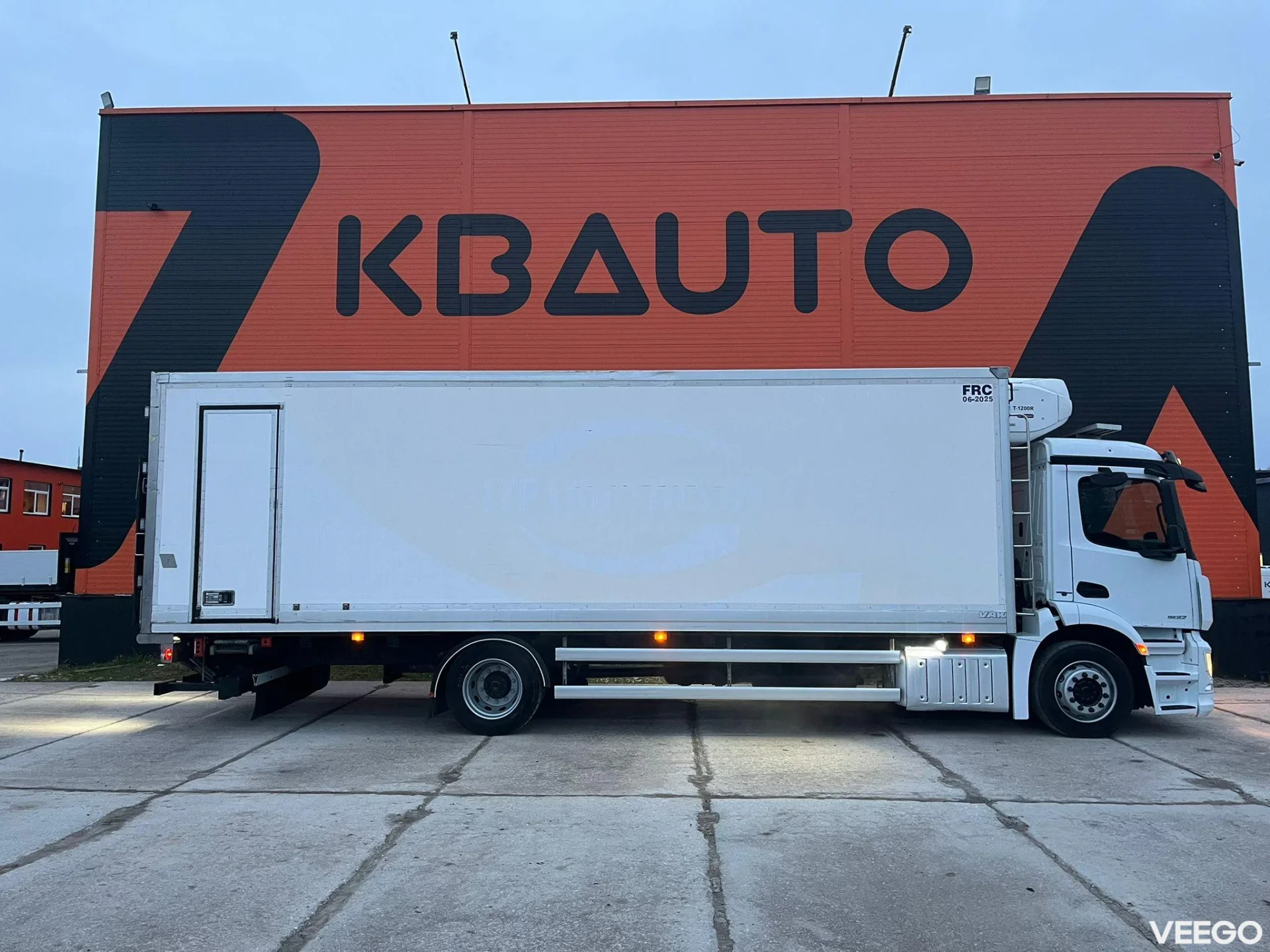 Mercedes-Benz Antos THERMOKING T-1200R / BOX L=8502 mm 235kW