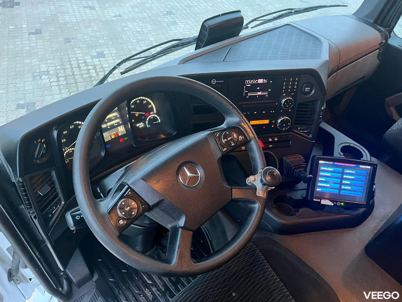 Mercedes-Benz Antos THERMOKING T-1200R / BOX L=8502 mm 235kW