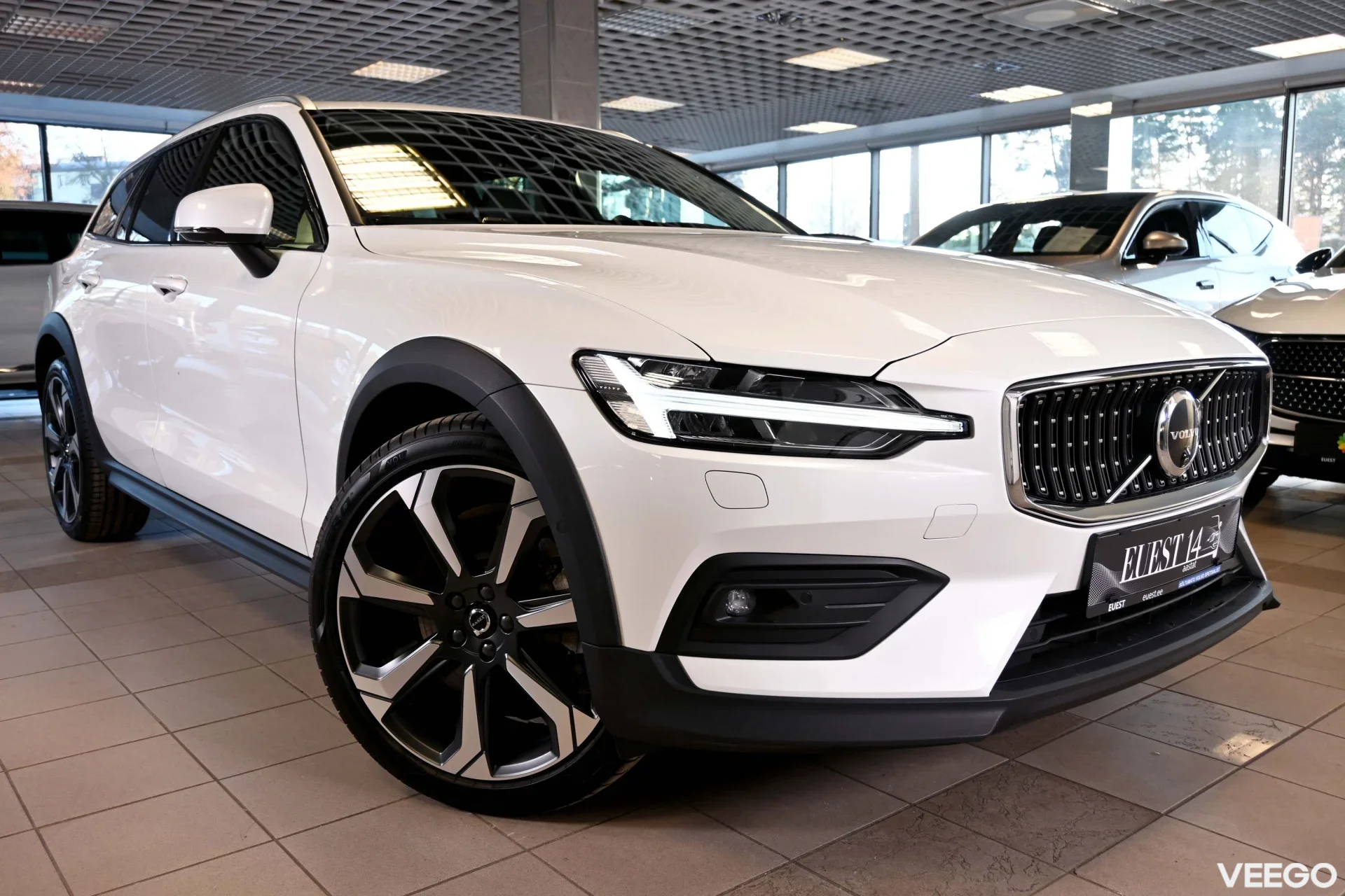 Volvo V60 Cross Country AWD LUXURY+ B&W ULTIMATE BRIGHT XENIUM 2 184kW