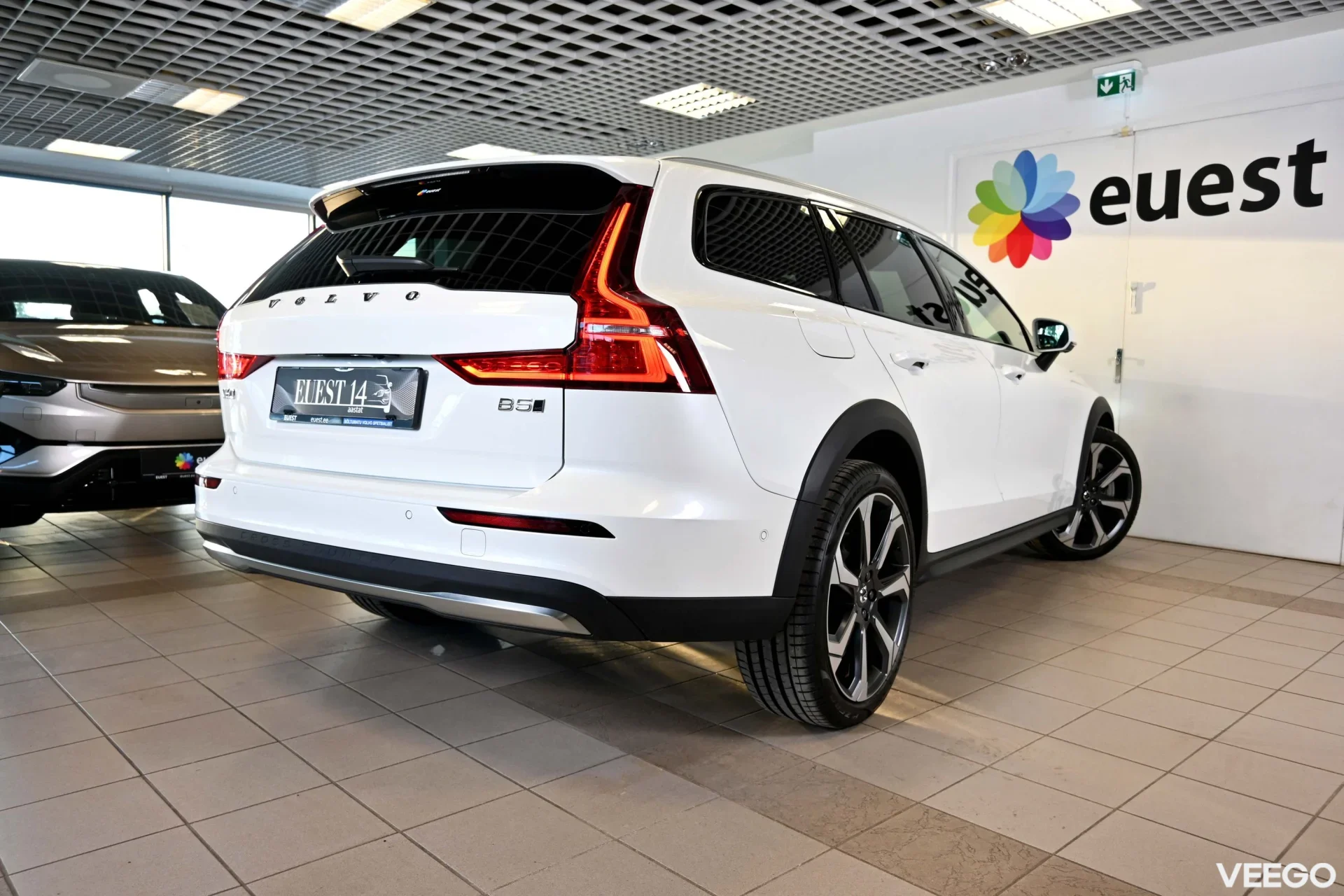Volvo V60 Cross Country AWD LUXURY+ B&W ULTIMATE BRIGHT XENIUM 2 184kW