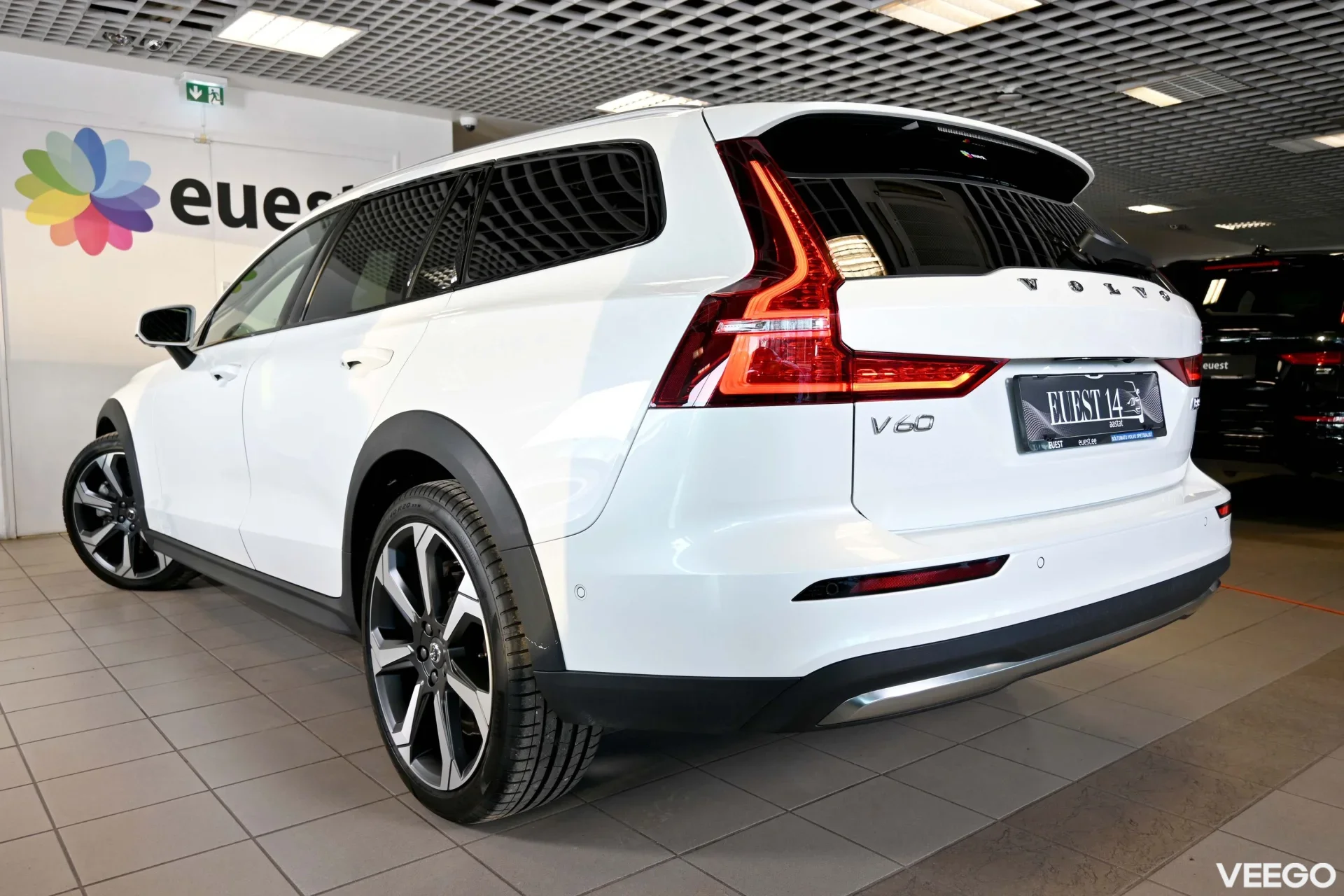 Volvo V60 Cross Country AWD LUXURY+ B&W ULTIMATE BRIGHT XENIUM 2 184kW