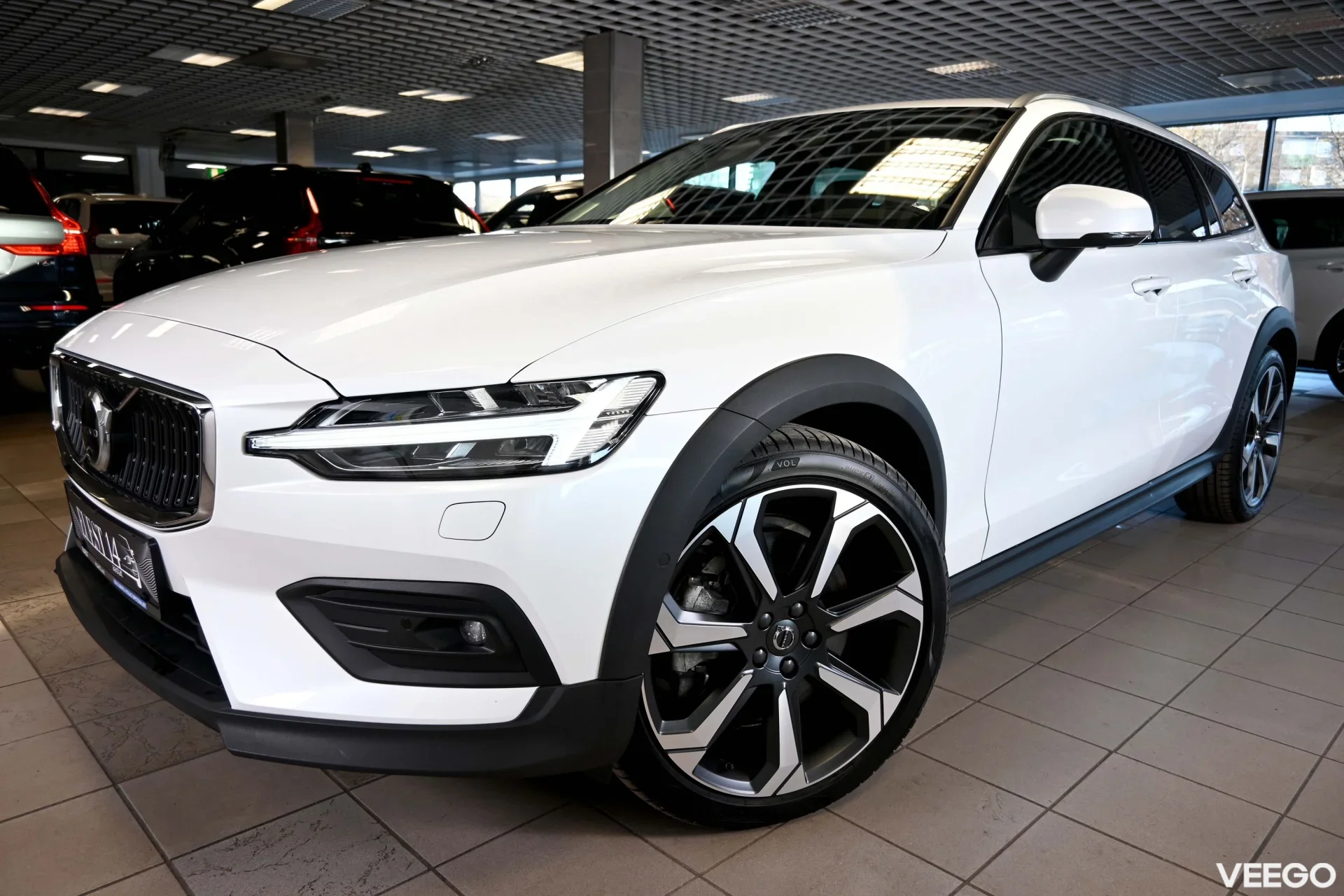 Volvo V60 Cross Country AWD LUXURY+ B&W ULTIMATE BRIGHT XENIUM 2 184kW