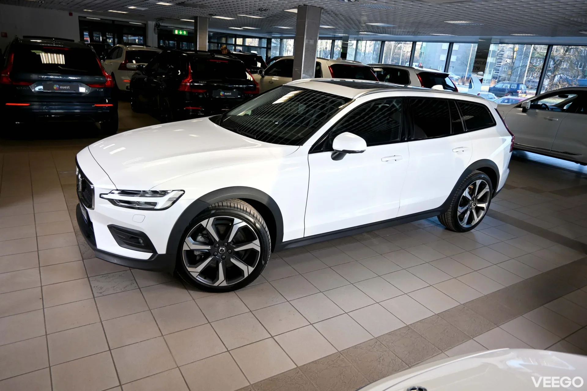 Volvo V60 Cross Country AWD LUXURY+ B&W ULTIMATE BRIGHT XENIUM 2 184kW