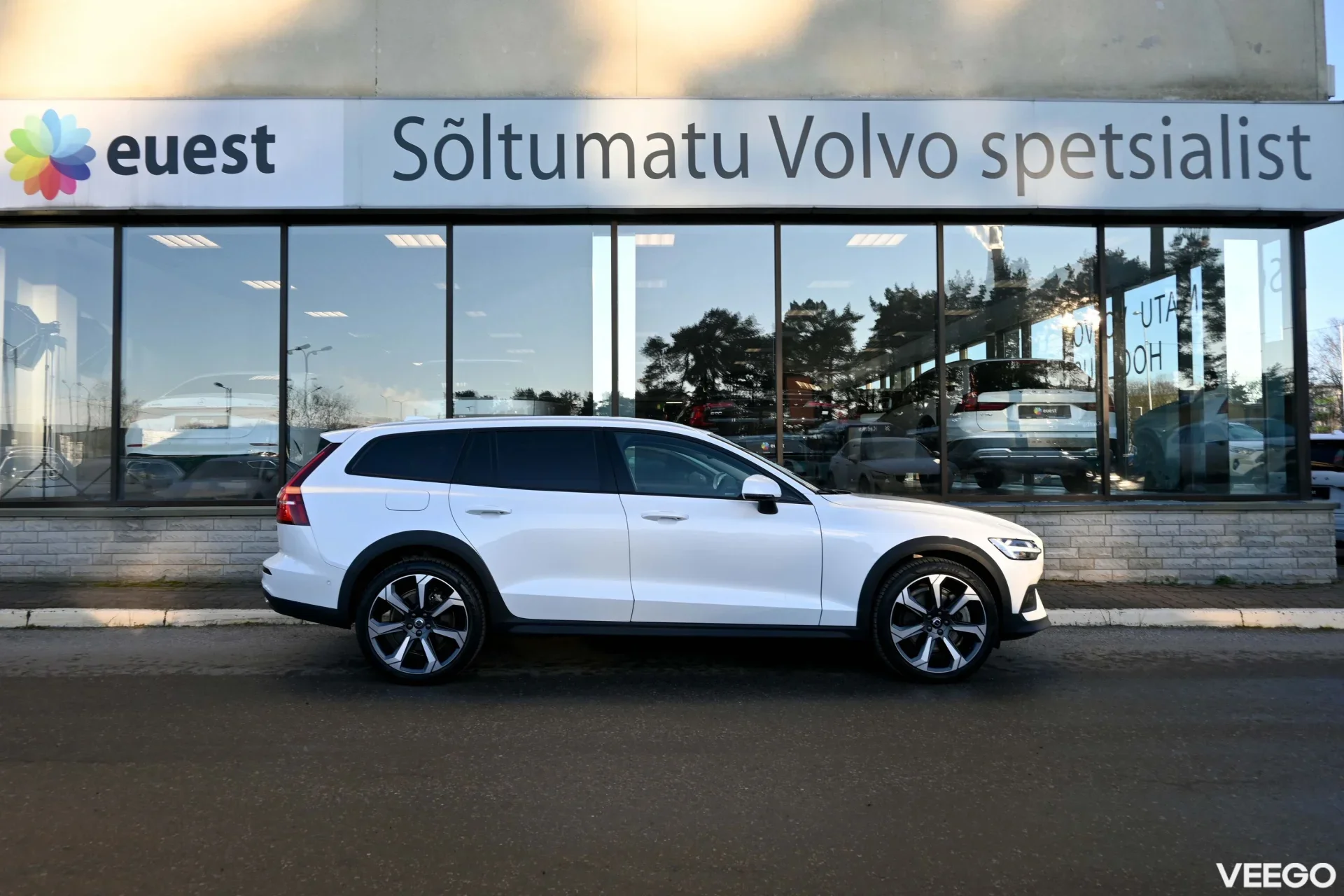 Volvo V60 Cross Country AWD LUXURY+ B&W ULTIMATE BRIGHT XENIUM 2 184kW