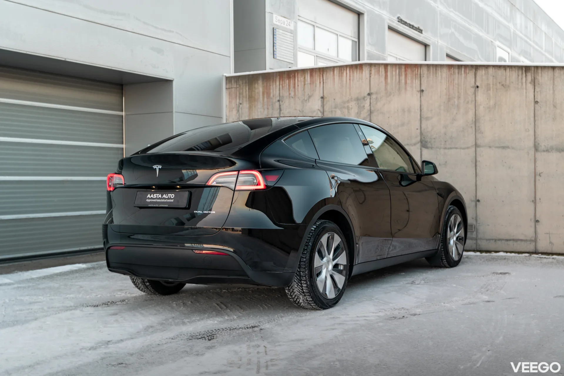 Tesla Model Y   Long Range Dual Motor AWD 378kW