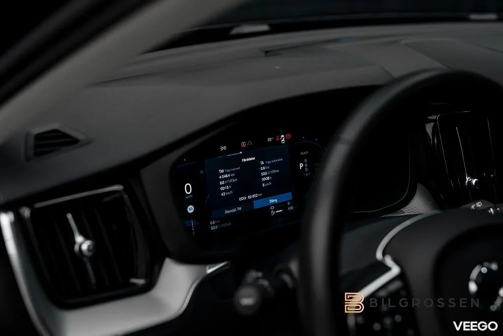 Volvo XC60 Recharge T6 AWD Plus Dark Panorama Drag 257kW