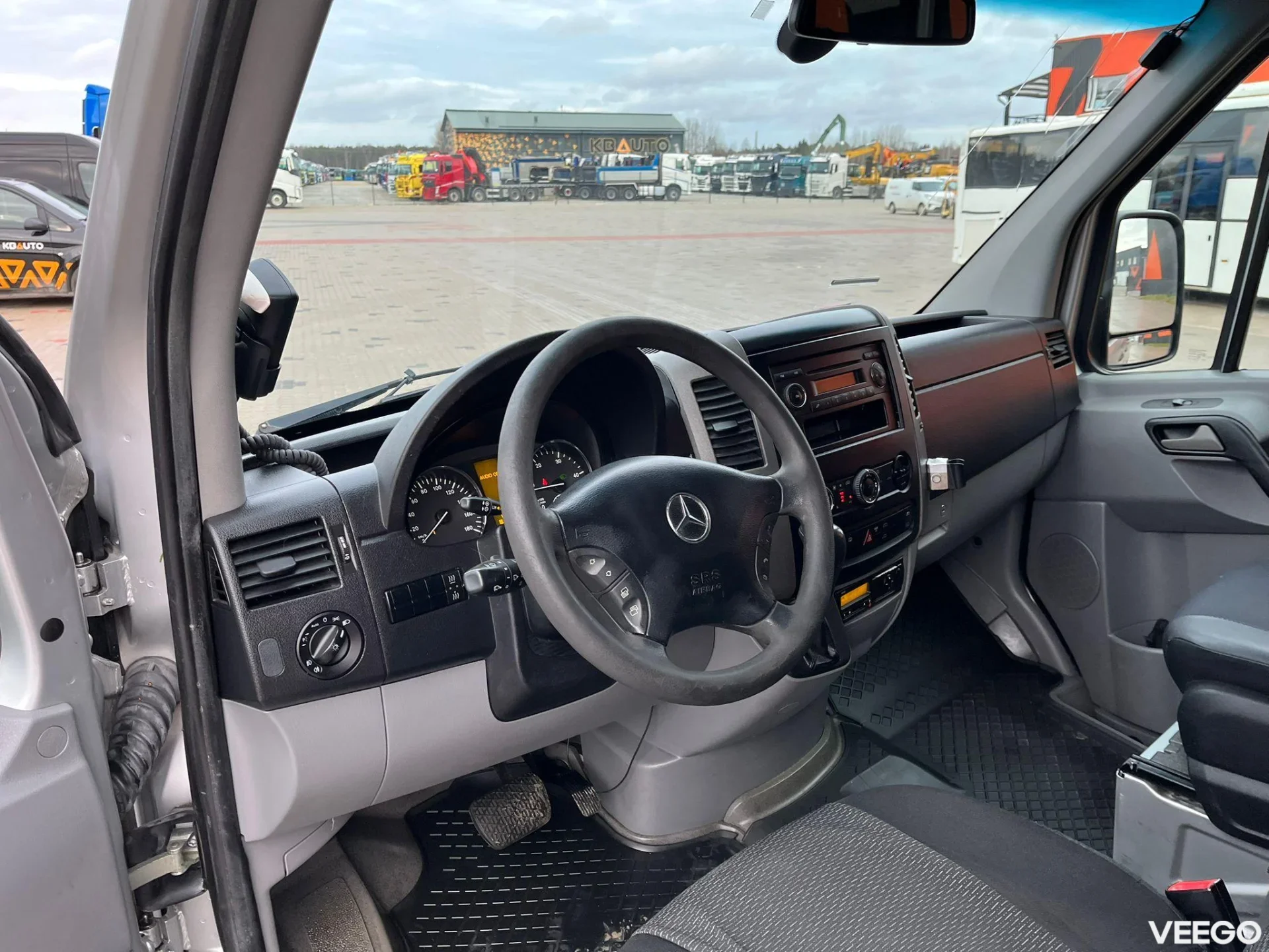 Mercedes-Benz Sprinter 13+1 SEATS / DRIVER AC 120kW