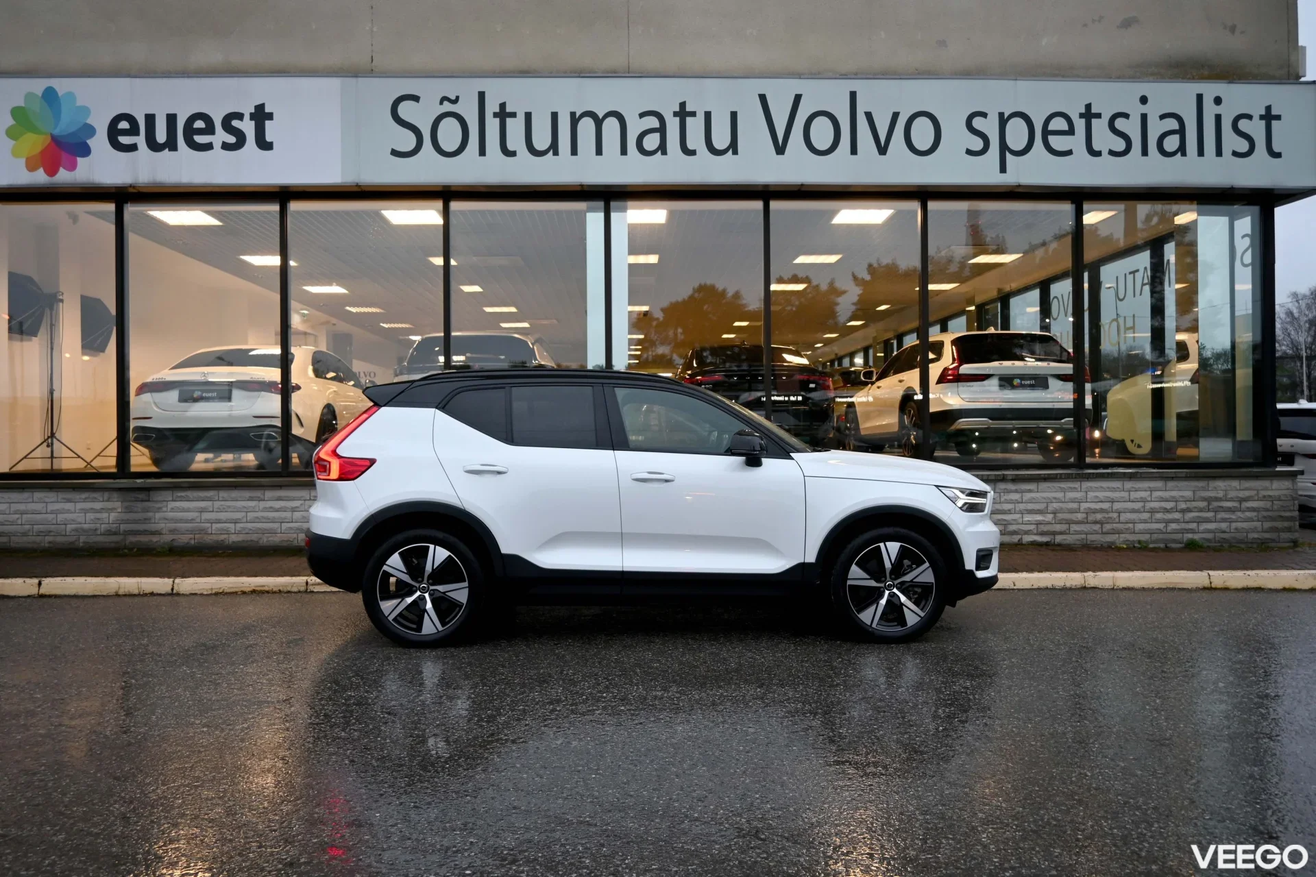 Volvo XC40 AWD P8 R-DESIGN Pure Electric INTELLI SAFE PRO 300kW