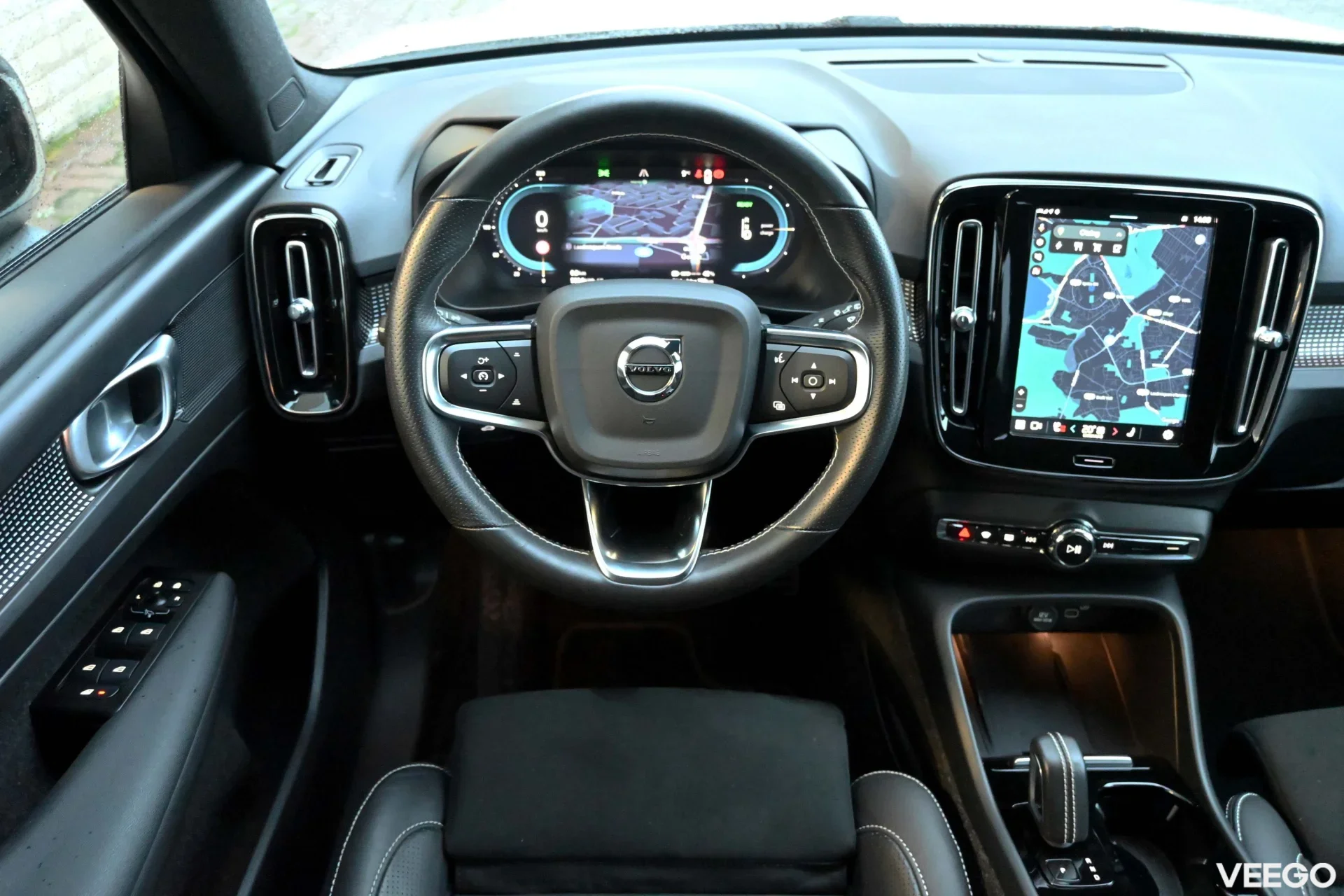 Volvo XC40 AWD P8 R-DESIGN Pure Electric INTELLI SAFE PRO 300kW