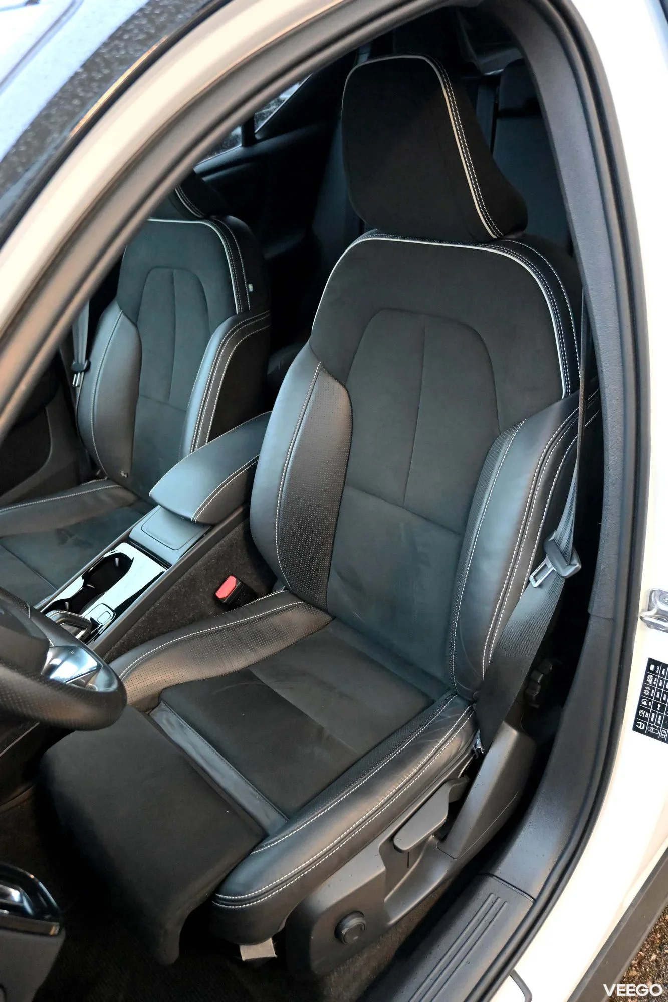 Volvo XC40 AWD P8 R-DESIGN Pure Electric INTELLI SAFE PRO 300kW