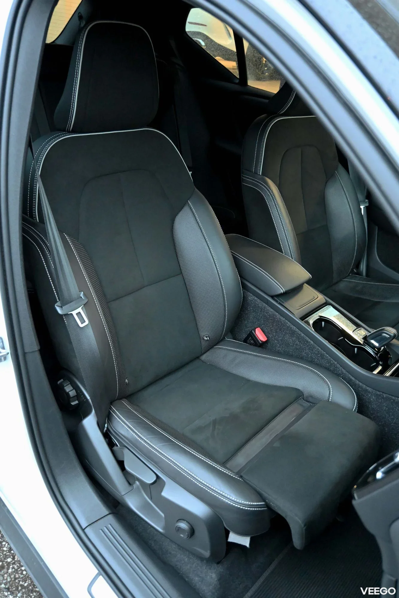 Volvo XC40 AWD P8 R-DESIGN Pure Electric INTELLI SAFE PRO 300kW