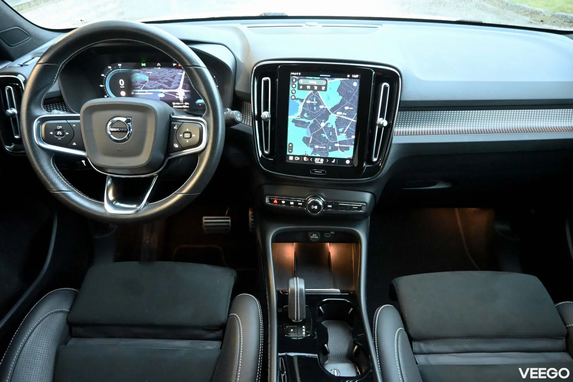 Volvo XC40 AWD P8 R-DESIGN Pure Electric INTELLI SAFE PRO 300kW