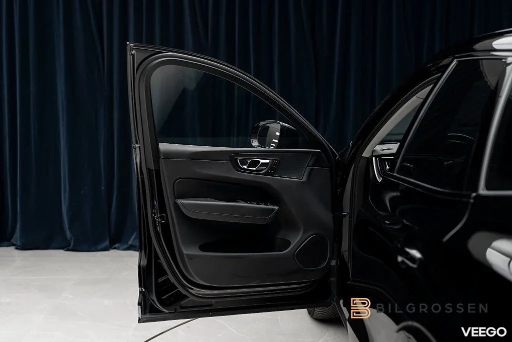 Volvo XC60 Recharge T6 AWD Plus Dark Panorama Drag 257kW