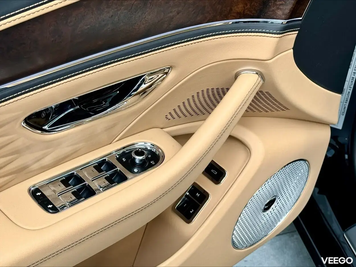 Bentley Flying Spur Azure V8 404kW