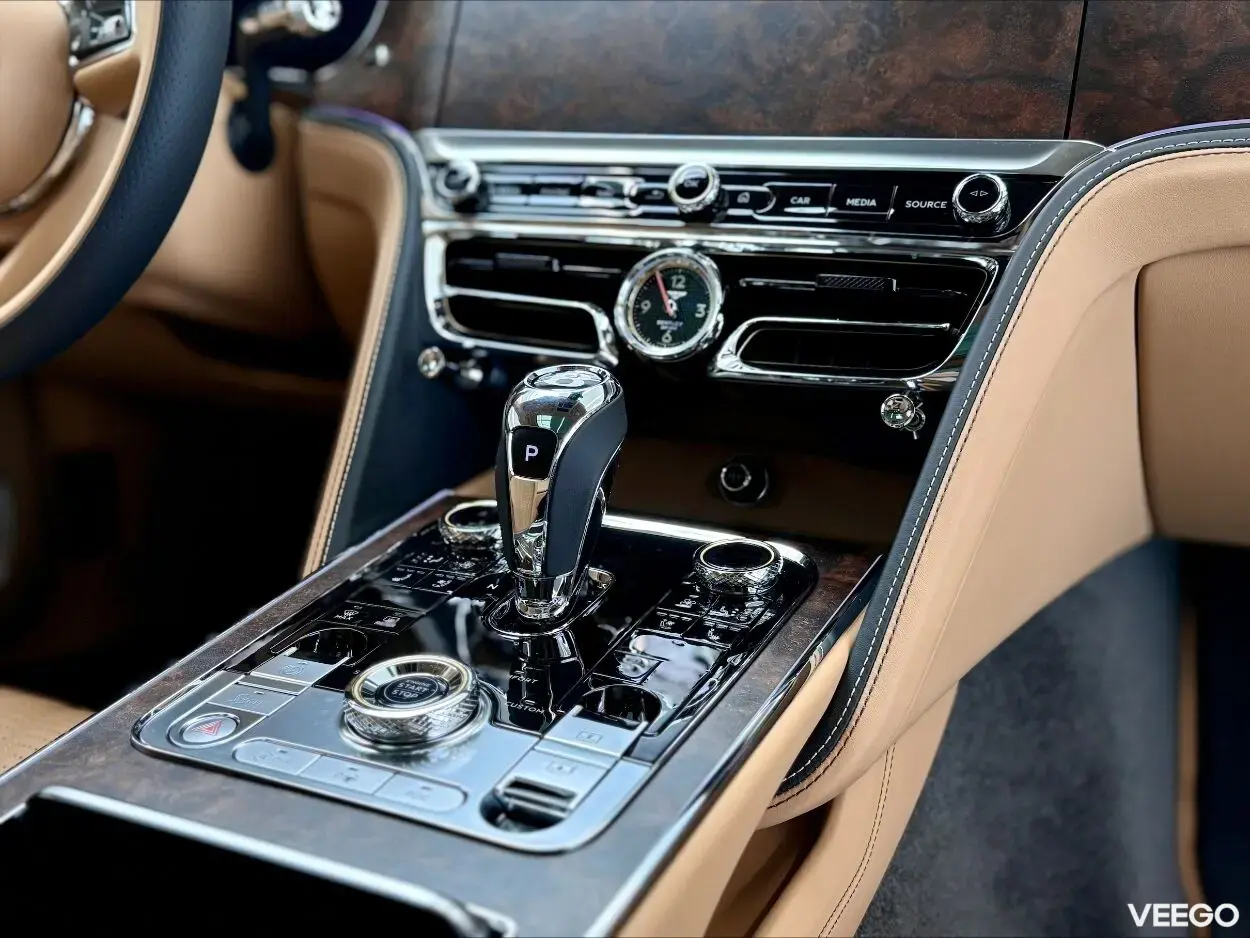 Bentley Flying Spur Azure V8 404kW