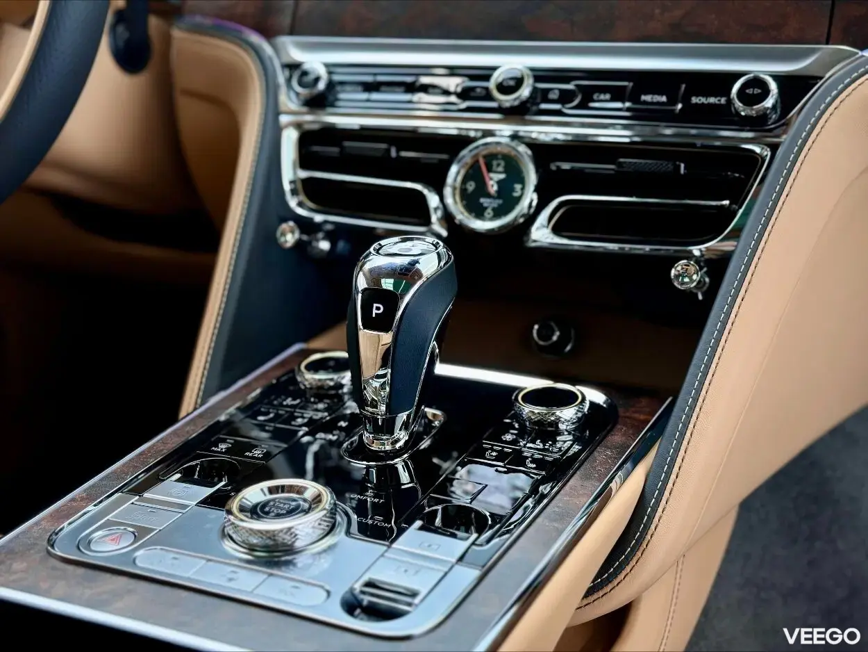 Bentley Flying Spur Azure V8 404kW