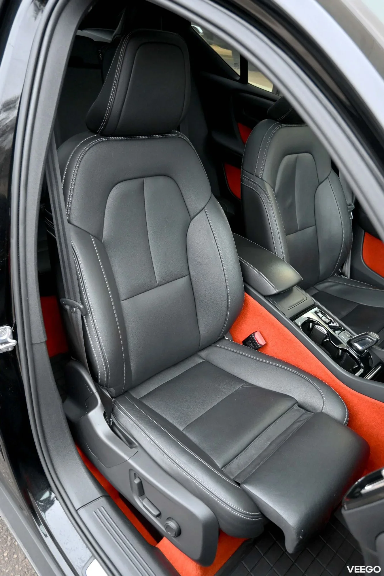 Volvo XC40 AWD H&K R-DESIGN XENIUM INTELLI PRO FULL 140kW