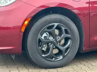 Chrysler Pacifica Hybrid S 3.6 V6 Pentastar 3.6 thumbnail