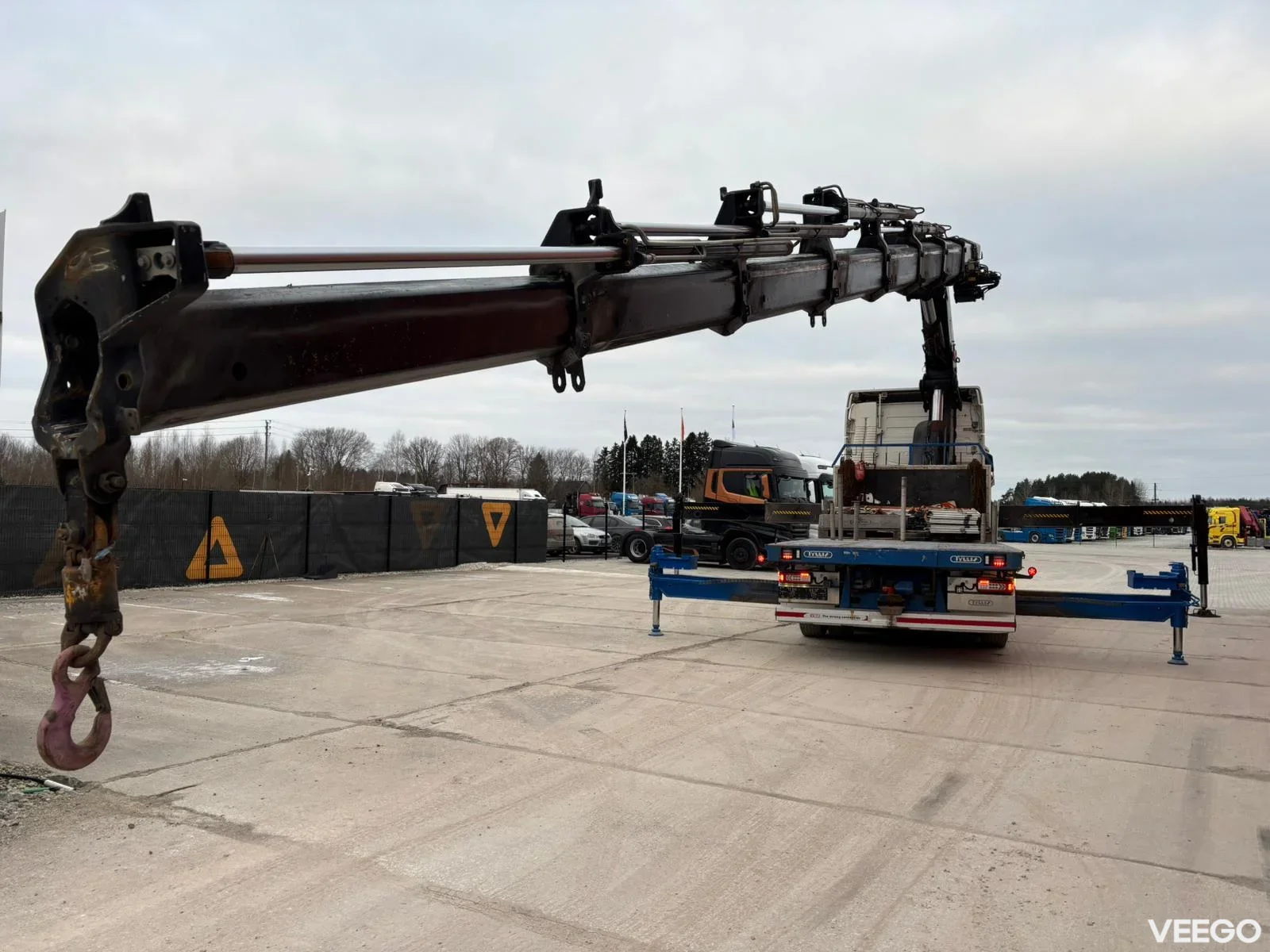 Volvo FH16 HIAB 855E-7 / PLATFORM L=6454 mm 488kW