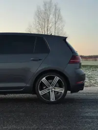 Volkswagen Golf R 2.0 221kW thumbnail