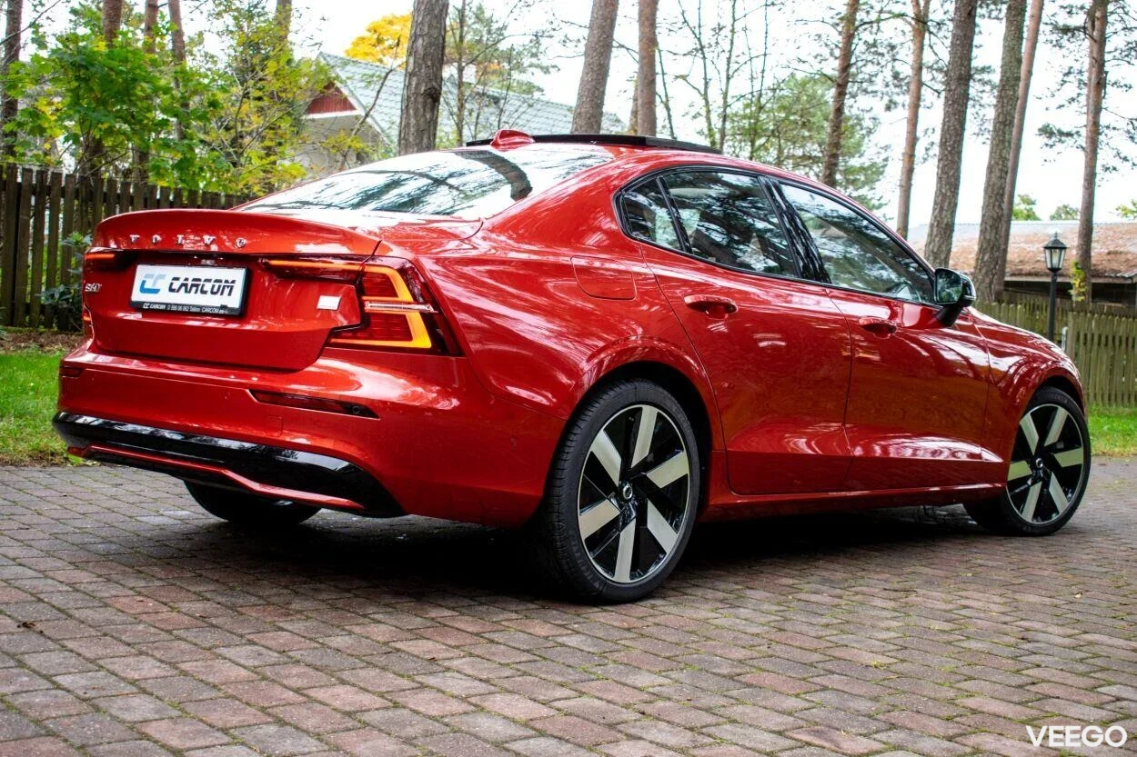 Volvo S60 T8 Ultimate DARK Fullopt 2 335kW