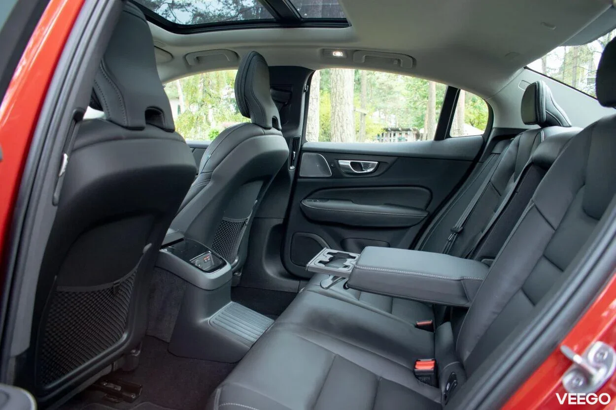 Volvo S60 T8 Ultimate DARK Fullopt 2 335kW