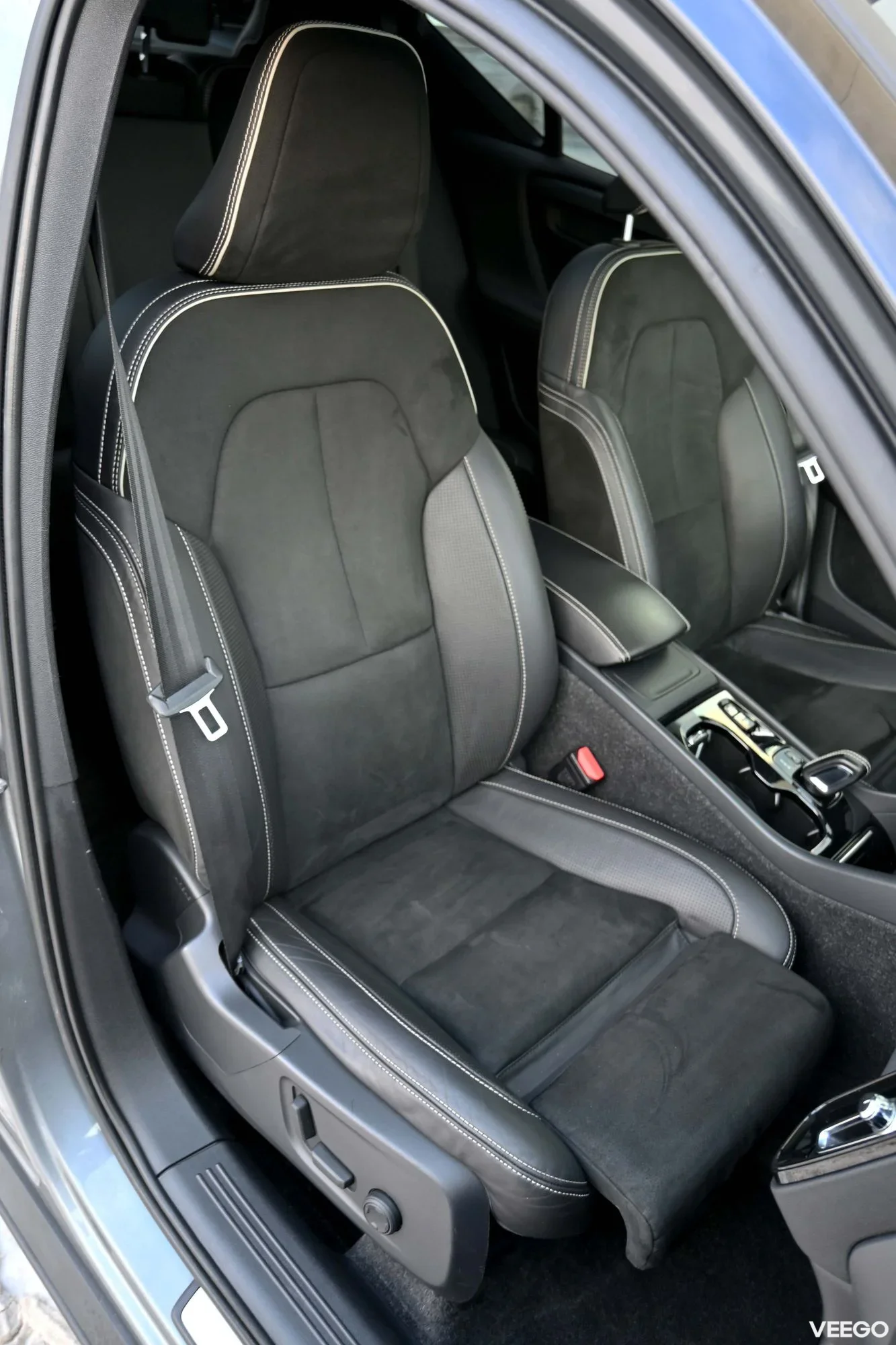 Volvo XC40 AWD D4 H&K R-DESIGN XENIUM INTELLI SAFE 140kW