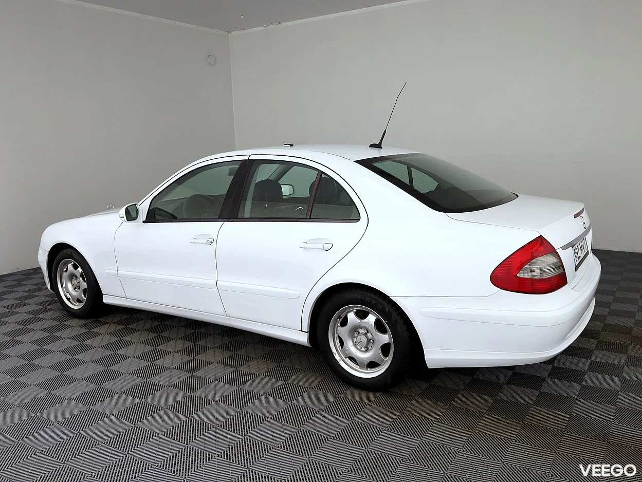 Mercedes-Benz E200 1.8 121kW