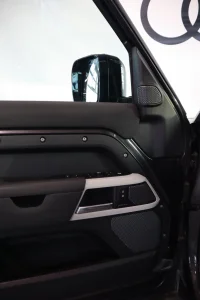 Land Rover Defender 221kW thumbnail